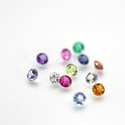 ダイヤモンドを含め全て天然石をご用意　品質重視のきれいな誕生石です